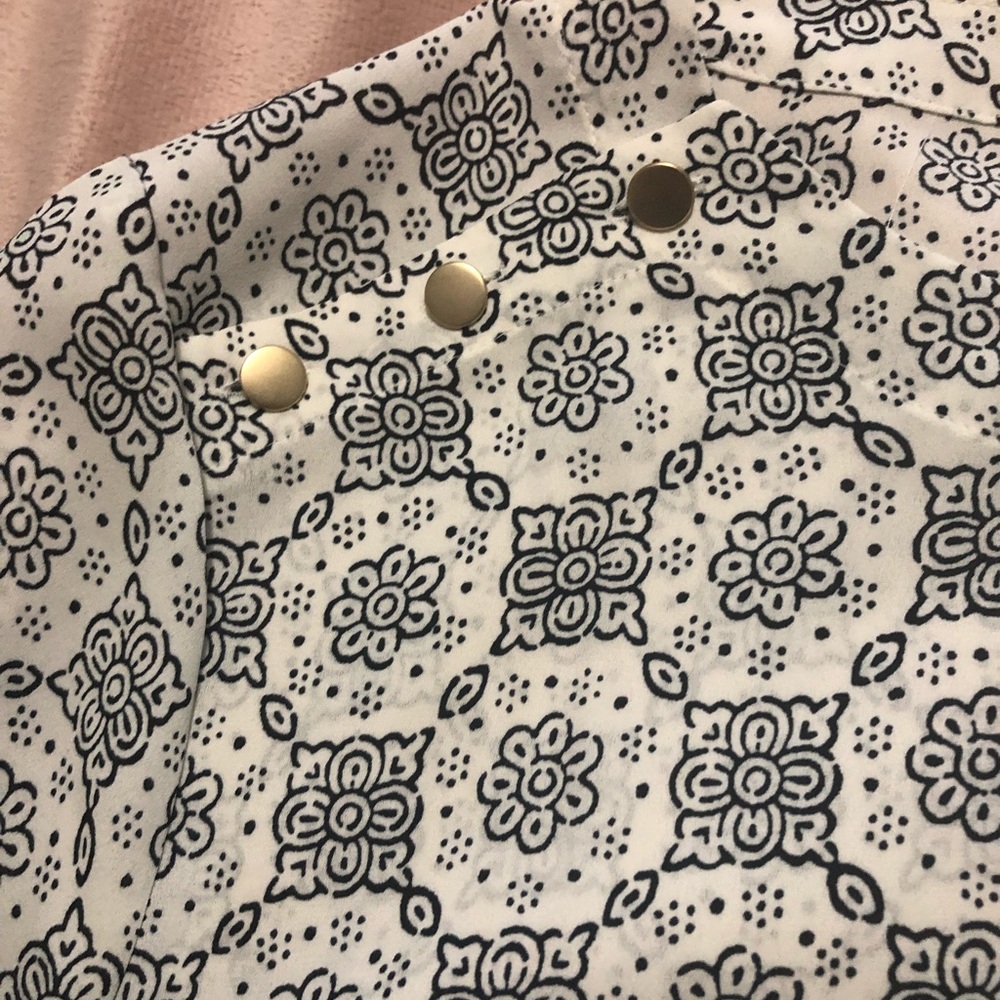 Beautiful top - Picture 2 of 4